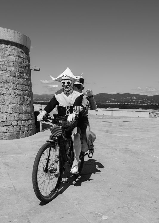 Lustiger Fahrradfahrer in Saint Tropez am Hafen