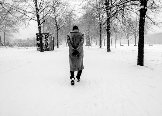 Mann alleine im Schnee Spaziergang