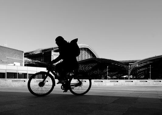 Mit dem Fahrrad über die Domplatte in Köln