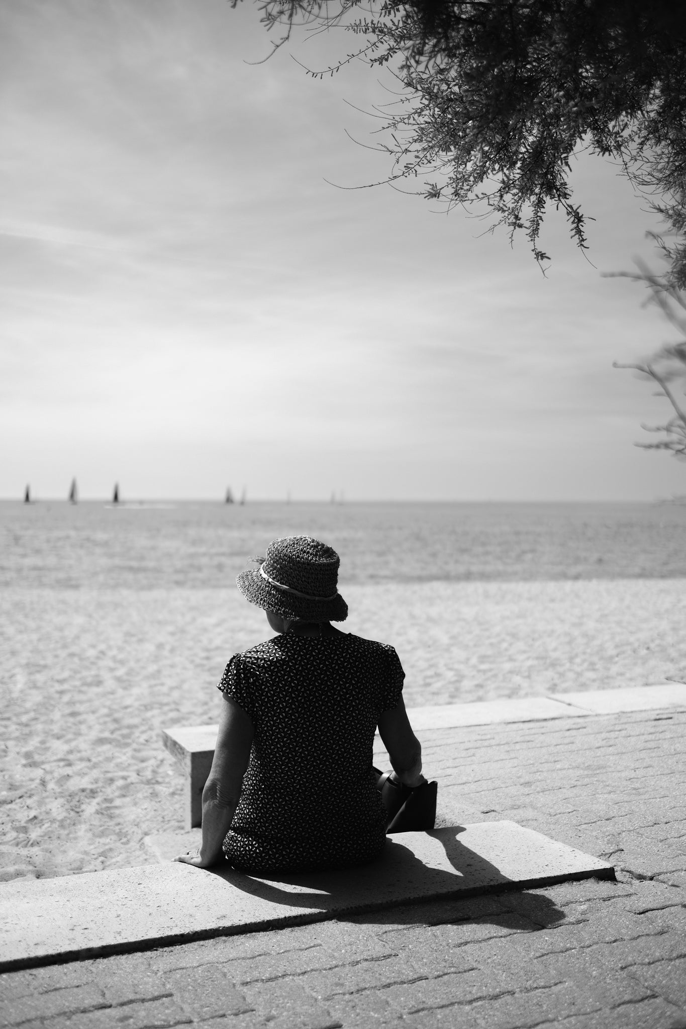 Frau am Meer in Frankreich bei schöner Sonne mit Hut. Kunstdruck.